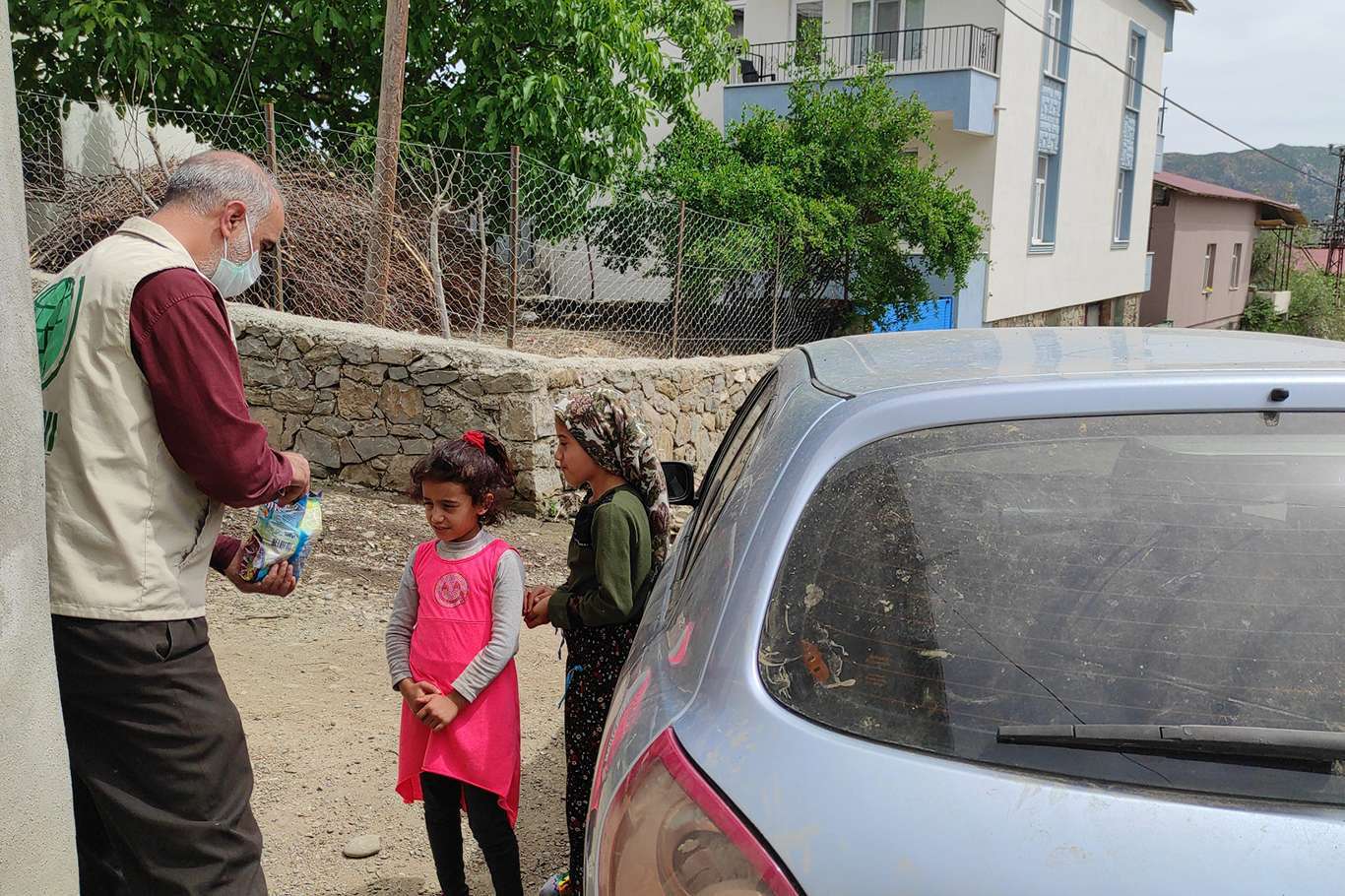 Hope Caravan distributes food packages to hundreds of families in eastern Turkey